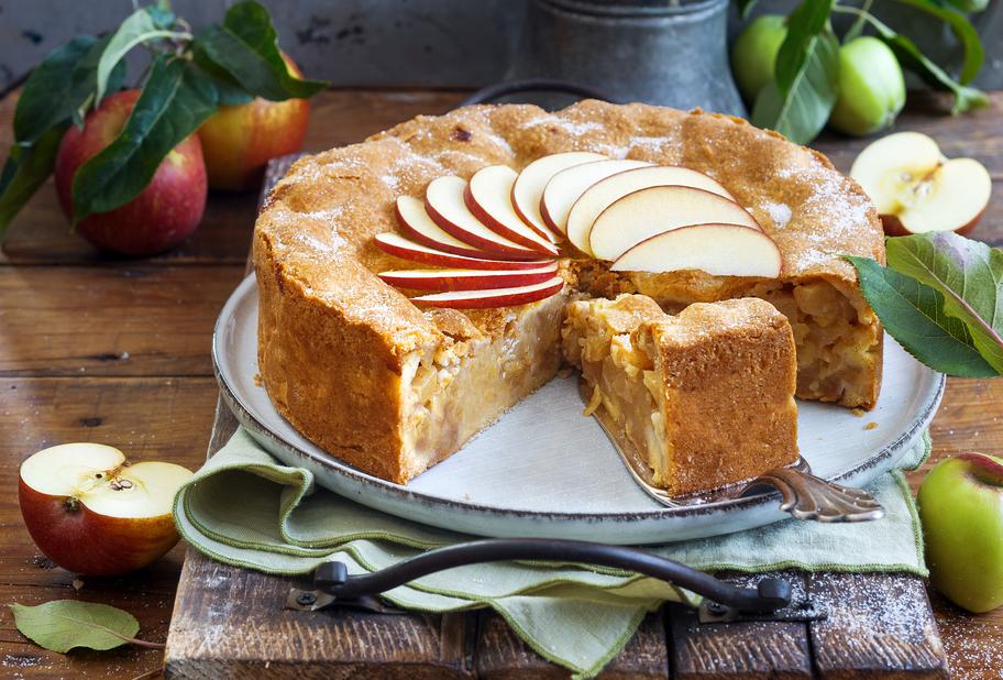Gedeckter Apfelkuchen mit Mandeln