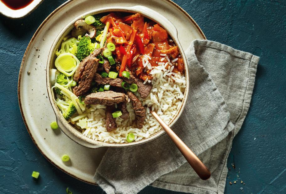 Kantonesische Rinderfiletstreifen mit Gemüse und Reis