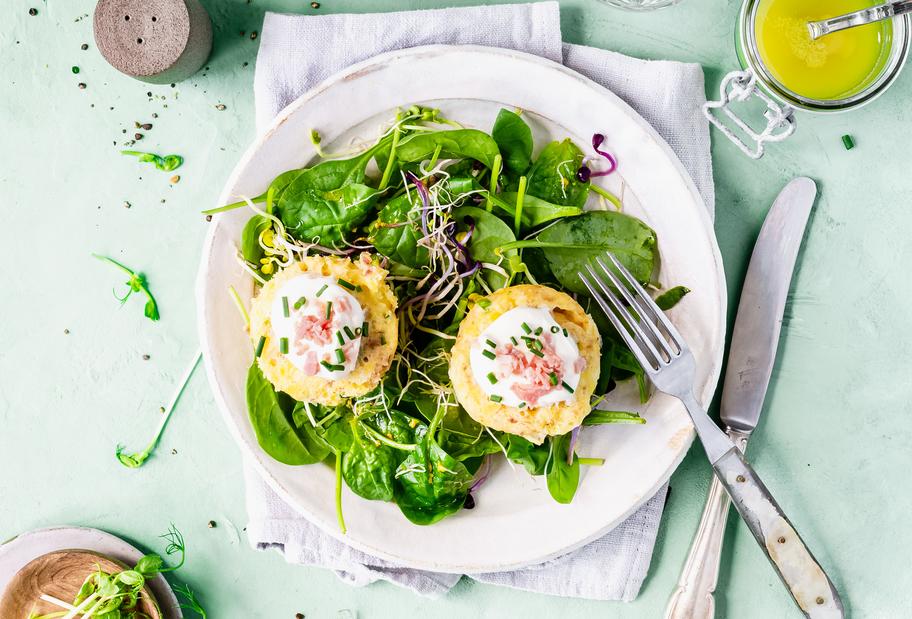 Schinken-Kartoffelmuffins mit Spinatsalat