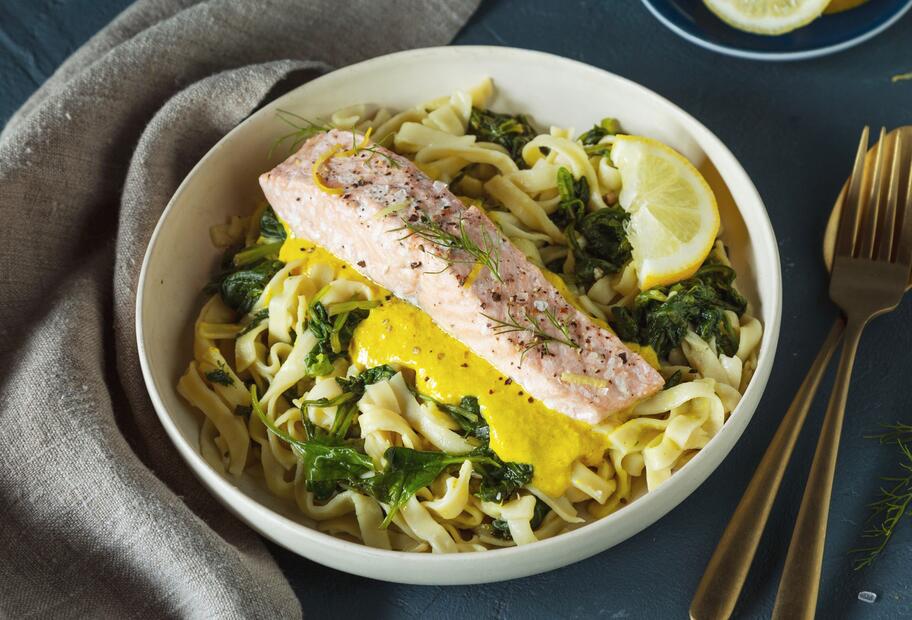 Lachs mit Bandnudeln und Curry-Soße