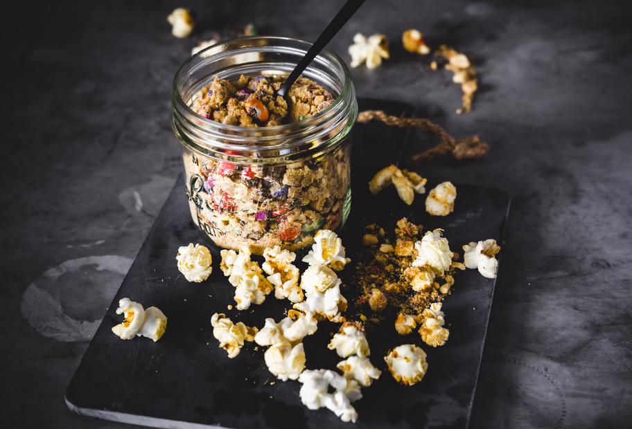 Popcorngewürz mit bunten Schokolinsen