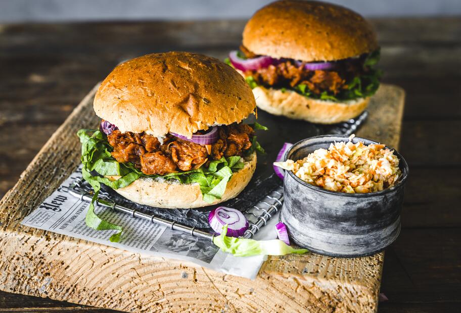 Pulled BBQ Jackfruit Burger mit Coleslaw