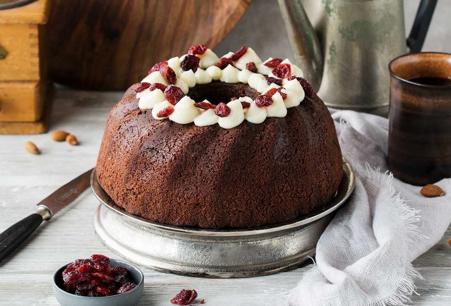 Nussiger Schokoladenkuchen mit Cheesecake-Frosting