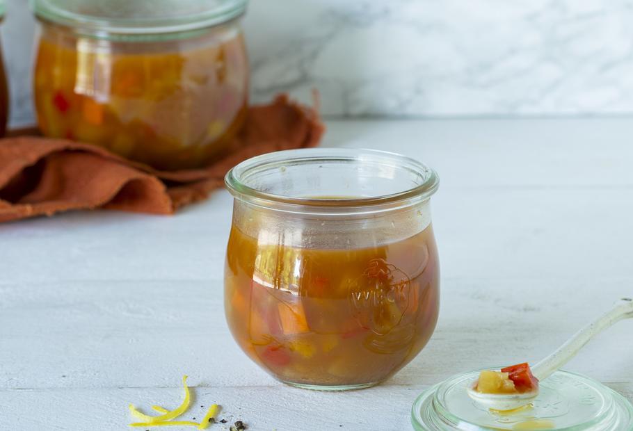 Süßsauer-Soße mit Paprika und Ananas