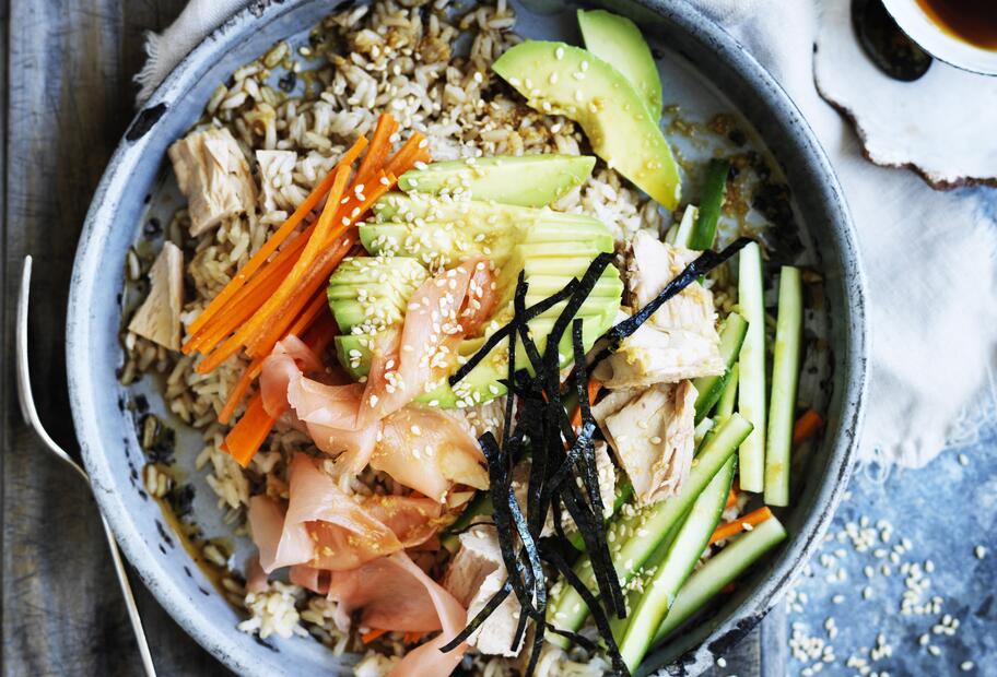 Ausgewogene Sushi Bowl mit Thunfisch