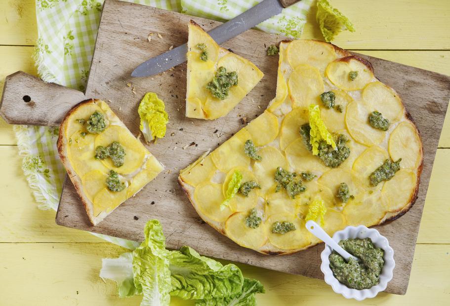 Kartoffelkuchen mit Salatpesto