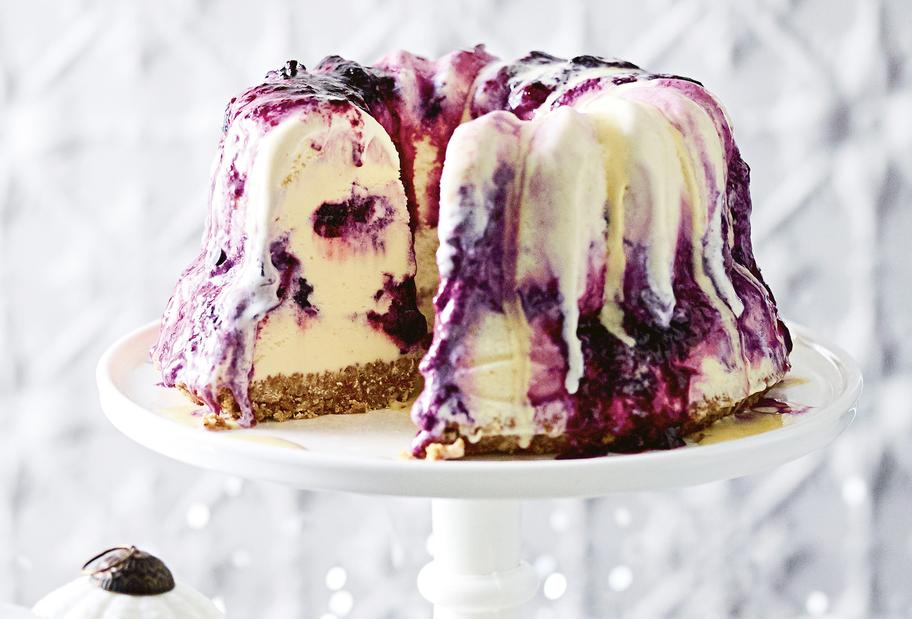Blaubeer-Eistorte mit Vanillepudding