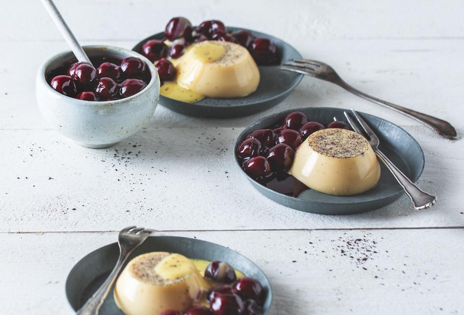 Eierlikör-Pannacotta mit Kirsch-Glühwein-Kompott