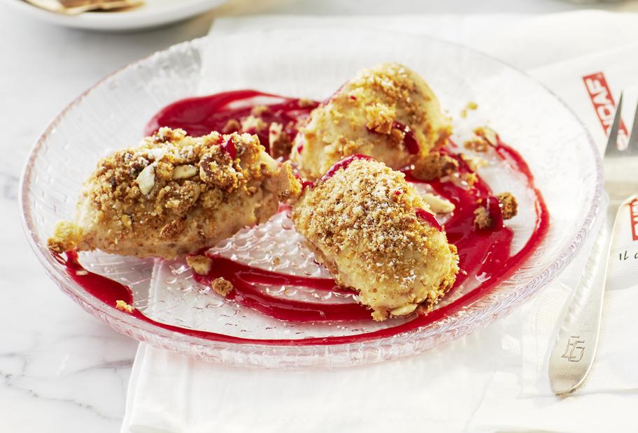 Gedämpfte Ricotta-Nocken mit Himbeersoße