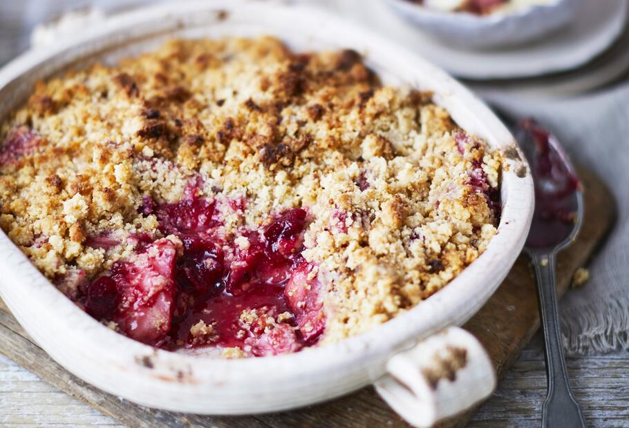 Knuspriger Glühwein-Crumble mit Nussstreuseln