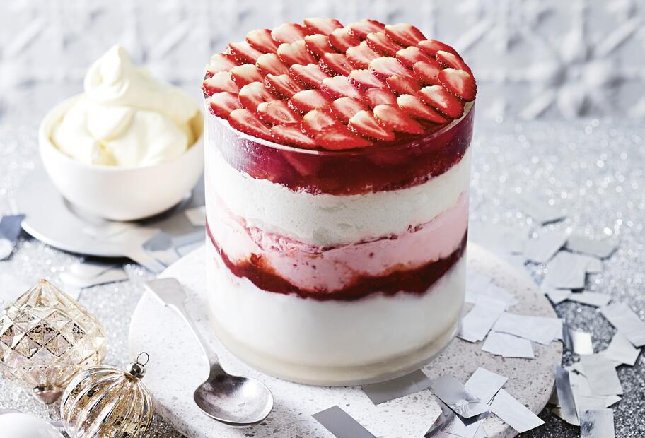 Kokos-Erdbeer-Eis-Trifle mit Gin-Gelee