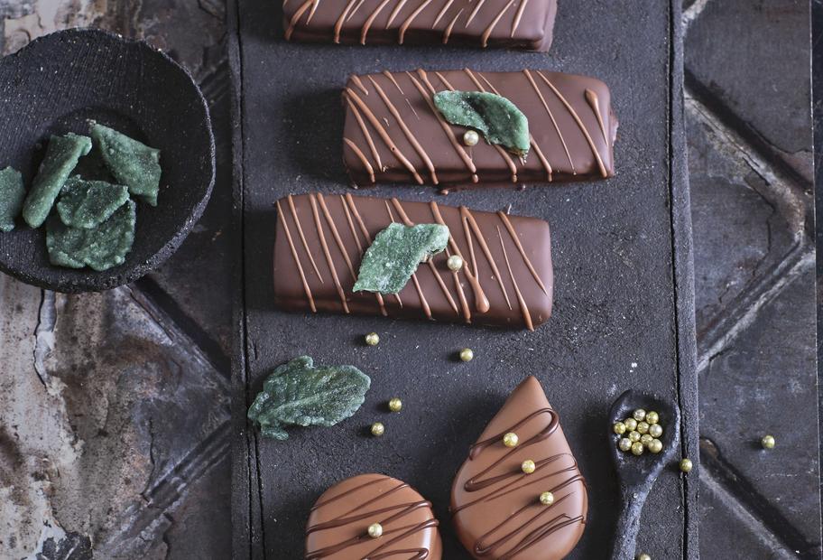 Lebkuchen-Marzipan-Stangen mit Kirsche