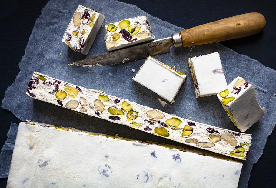 Mandel-Cranberry-Nougat mit Pistazien