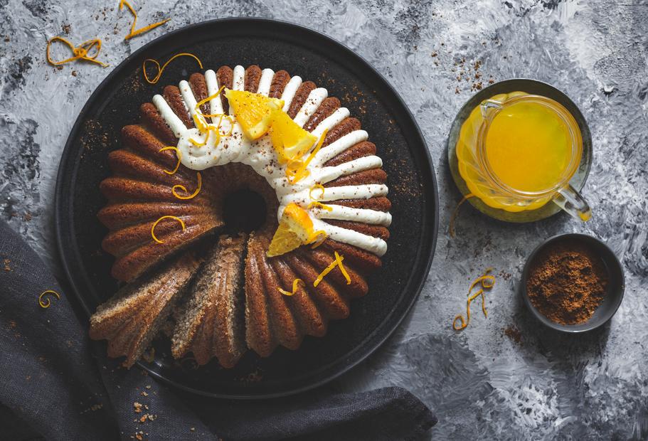 Pumpkin-Spice-Sandkuchen mit Orangensahne