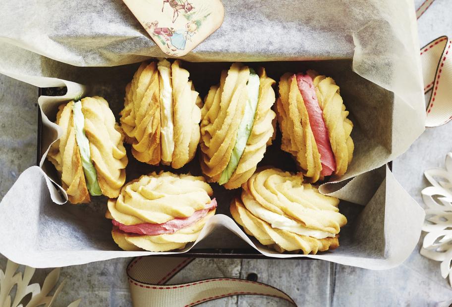 Spritzgebäck-Sandwiches mit Buttercreme