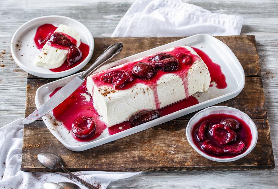 Vanilleparfait mit Glühweinkompott