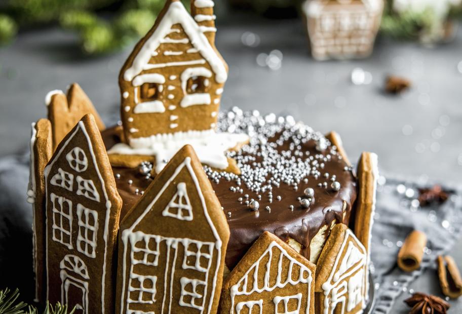 Weihnachts-Cheesecake mit Lebkuchendorf