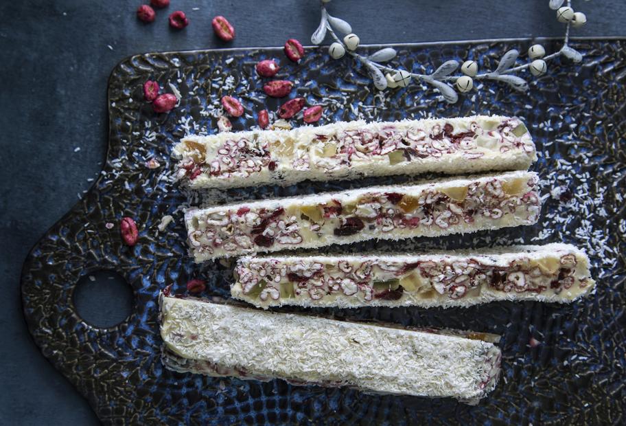 Weiße Weihnachtsschokolade mit gepufftem Dinkel
