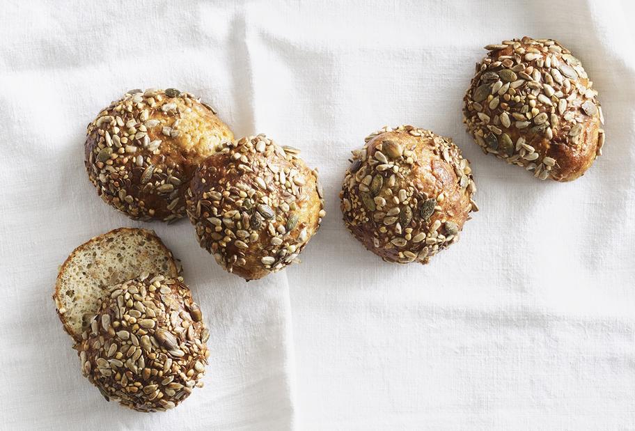 Low-Carb-Chia-Quarkbrötchen