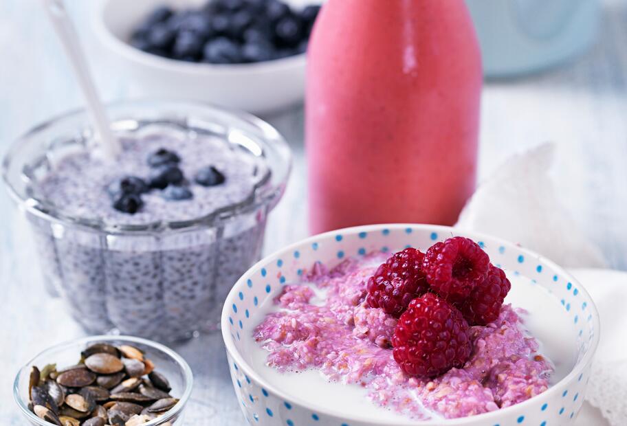 Porridge mit Himbeeren und Kürbiskernen
