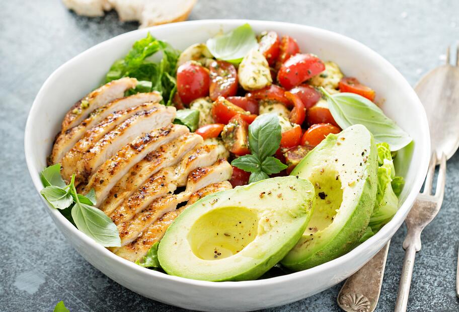 Power-Avocado-Hähnchen-Bowl
