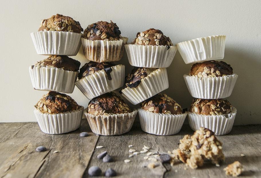 Dinkelmuffins mit Chocolate-Chips und Haferflocken