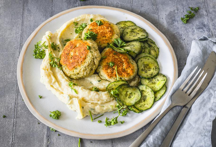Fischfrikadellen mit Pastinakenpüree und Gurkensalat