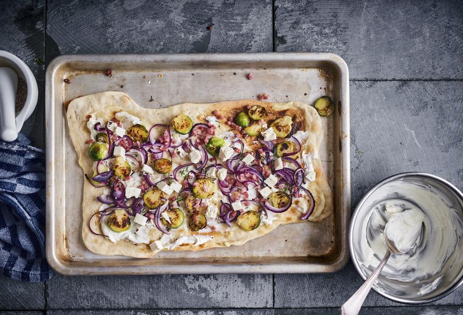 Flammkuchen mit Rosenkohl und Feta