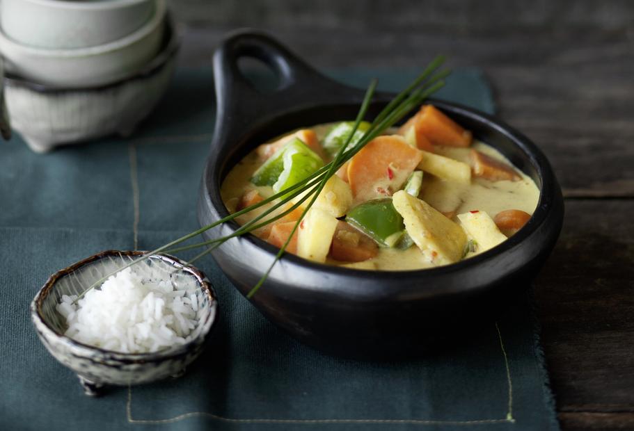 Veganes gelbes Gemüsecurry mit Tofu