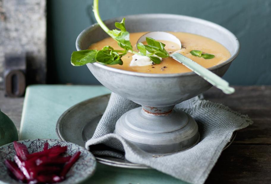 Pastinaken-Kürbissuppe mit Roter Bete