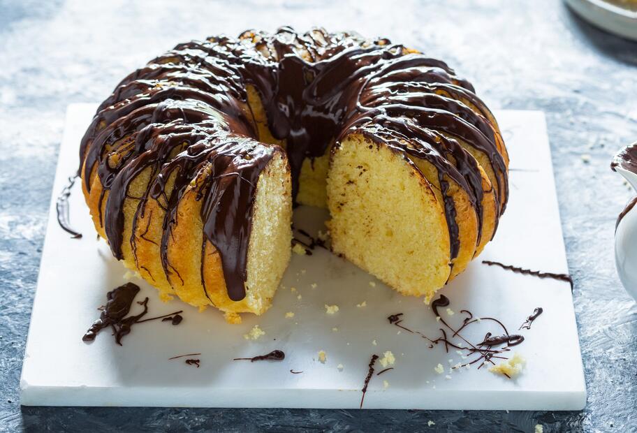 Saftiger Marzipan-Napfkuchen mit Schokolade