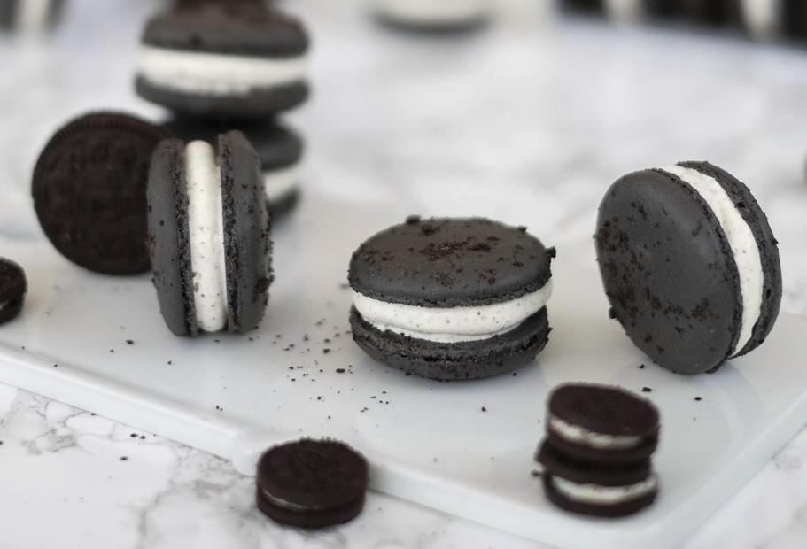 „Oreo"-Macarons mit Marshmallow-Creme