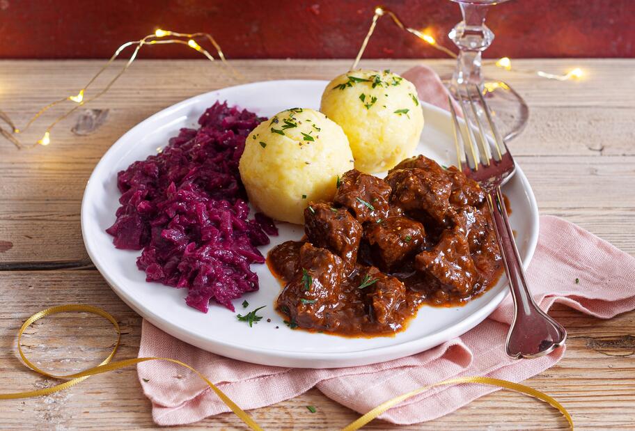 Rehgulasch mit Rotkohl und Knödeln