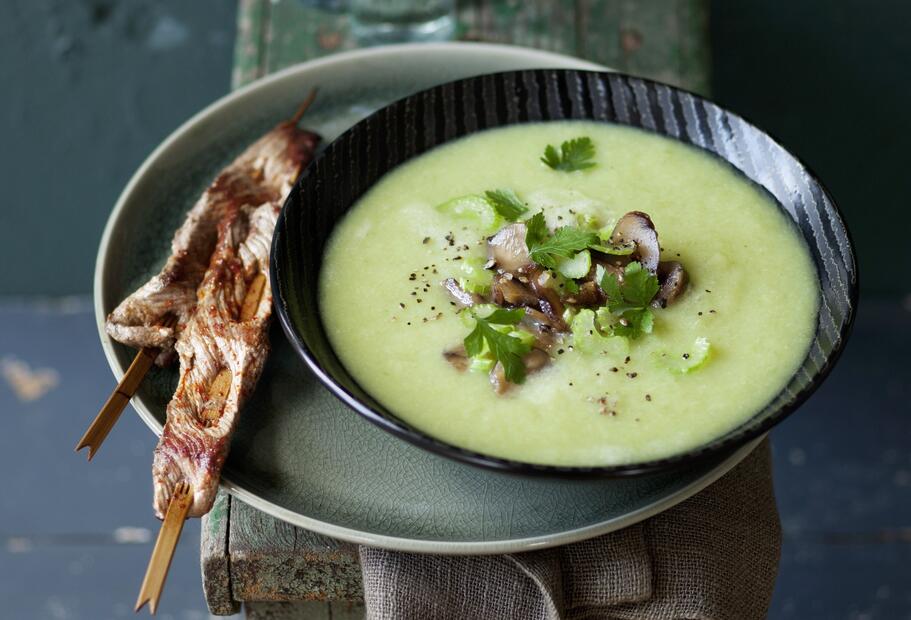 Rosenkohl-Sellerie-Cremesuppe mit Lammspießen