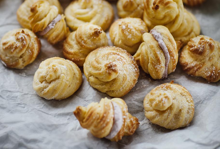 Windbeutel aus einfachem Brandteig mit Beerencreme