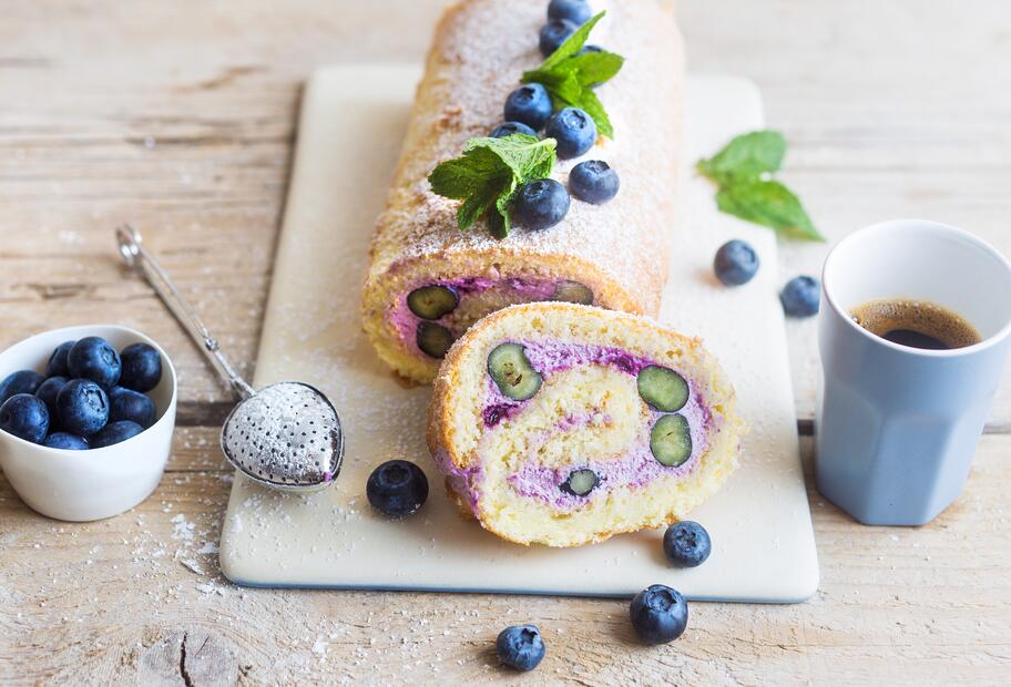 Blaubeer-Biskuitrolle mit Quark