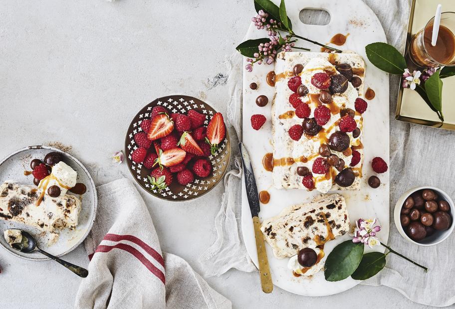Eisschnitte mit Früchtekuchen und Beeren