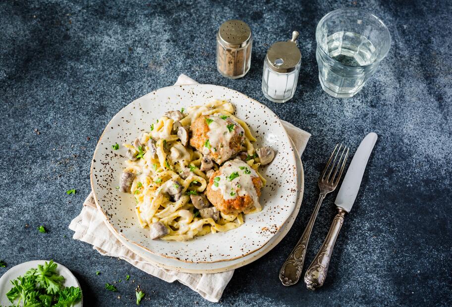 Frikadellen mit Champignonrahm und Spätzle