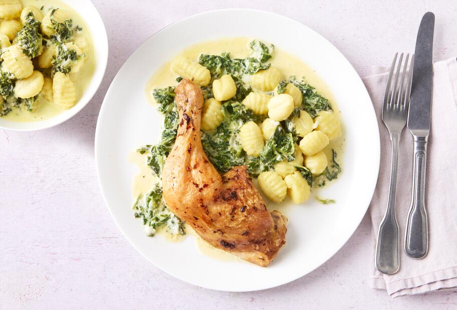 Hähnchenkeulen mit Spinat-Parmesan-Soße und Gnocchi