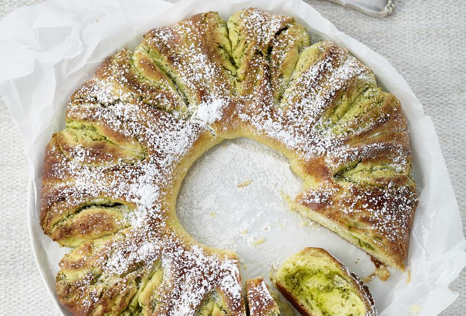 Marzipan-Hefekranz mit Pistazien