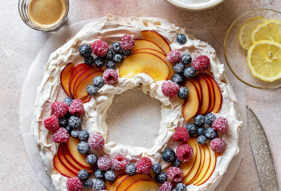 Pavlova mit Früchten