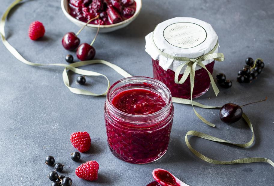 Die leckerste Rumtopfkonfitüre mit Waldbeeren