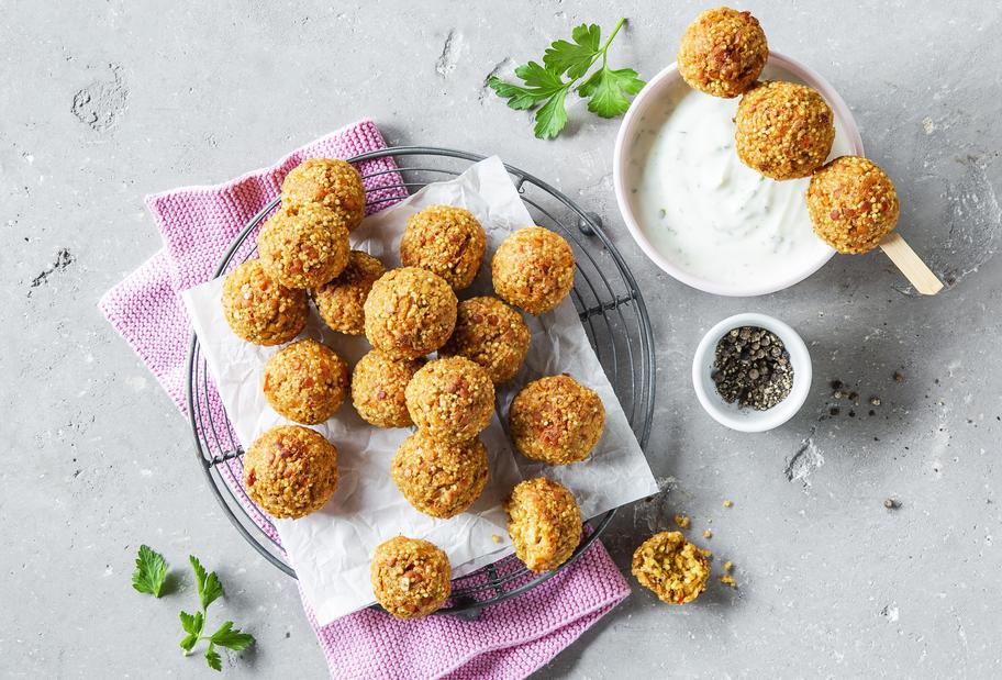 Veggie-Bällchen mit Joghurtdip