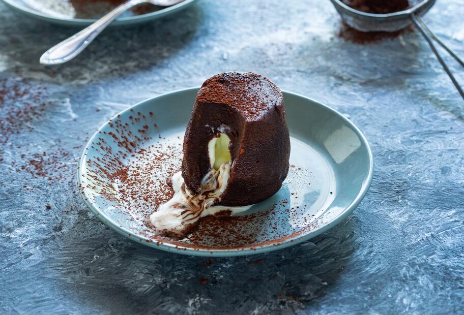 Lava Cake mit weißem Schokokern