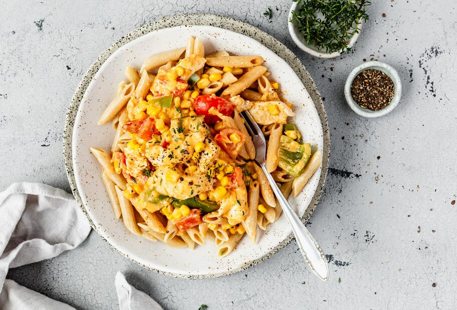 Nudeln mit Hähnchen in Paprika-Mais-Soße