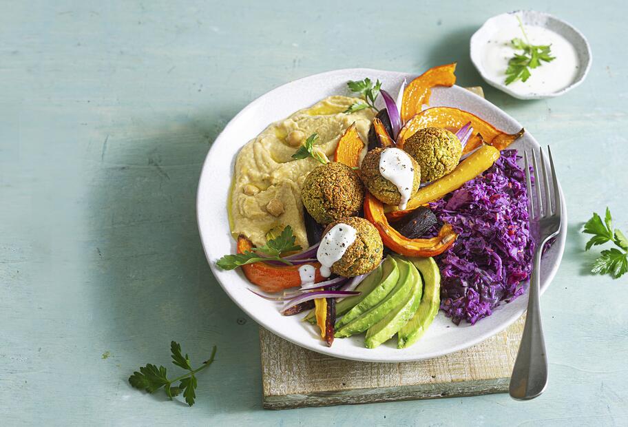 Falafel-Teller mit Hummus und Rotkohlslaw