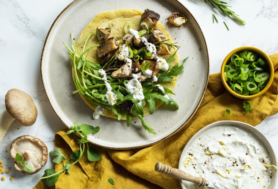 Gelbe Linsenpfannkuchen mit Pilzen und Cremedip