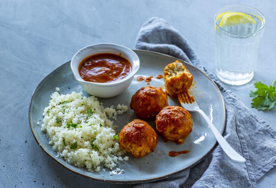 Hähnchenfrikadellen mit Blumenkohlreis und Currysoße