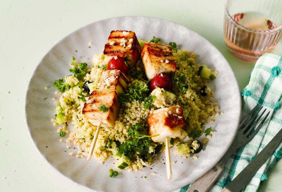Hirsesalat mit Halloumi-Spießen