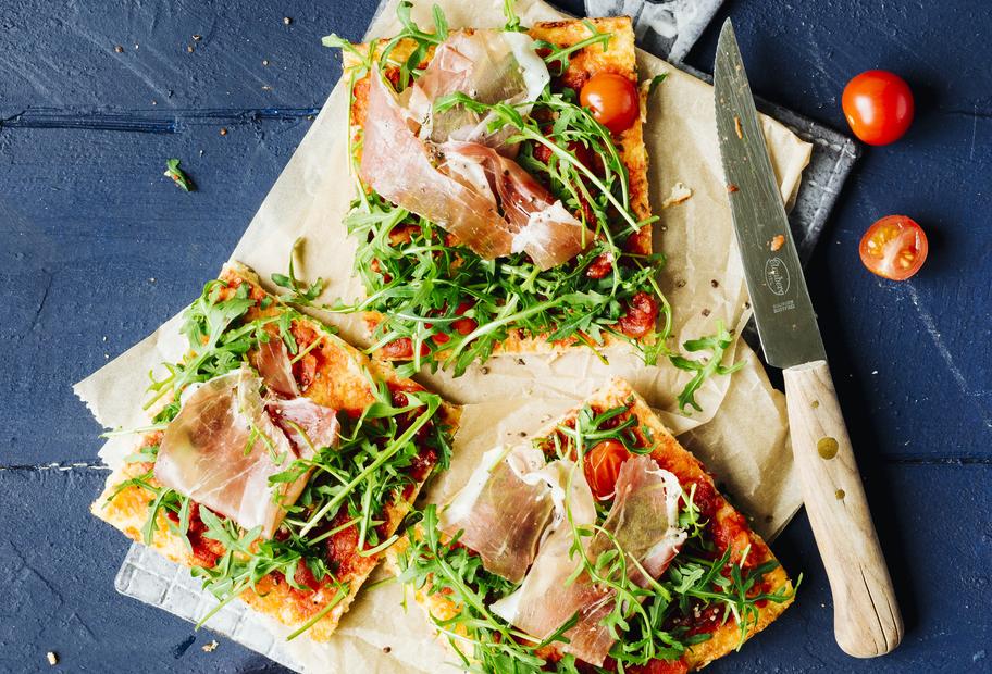 Low-Carb-Hüttenkäse-Pizza mit Parmaschinken